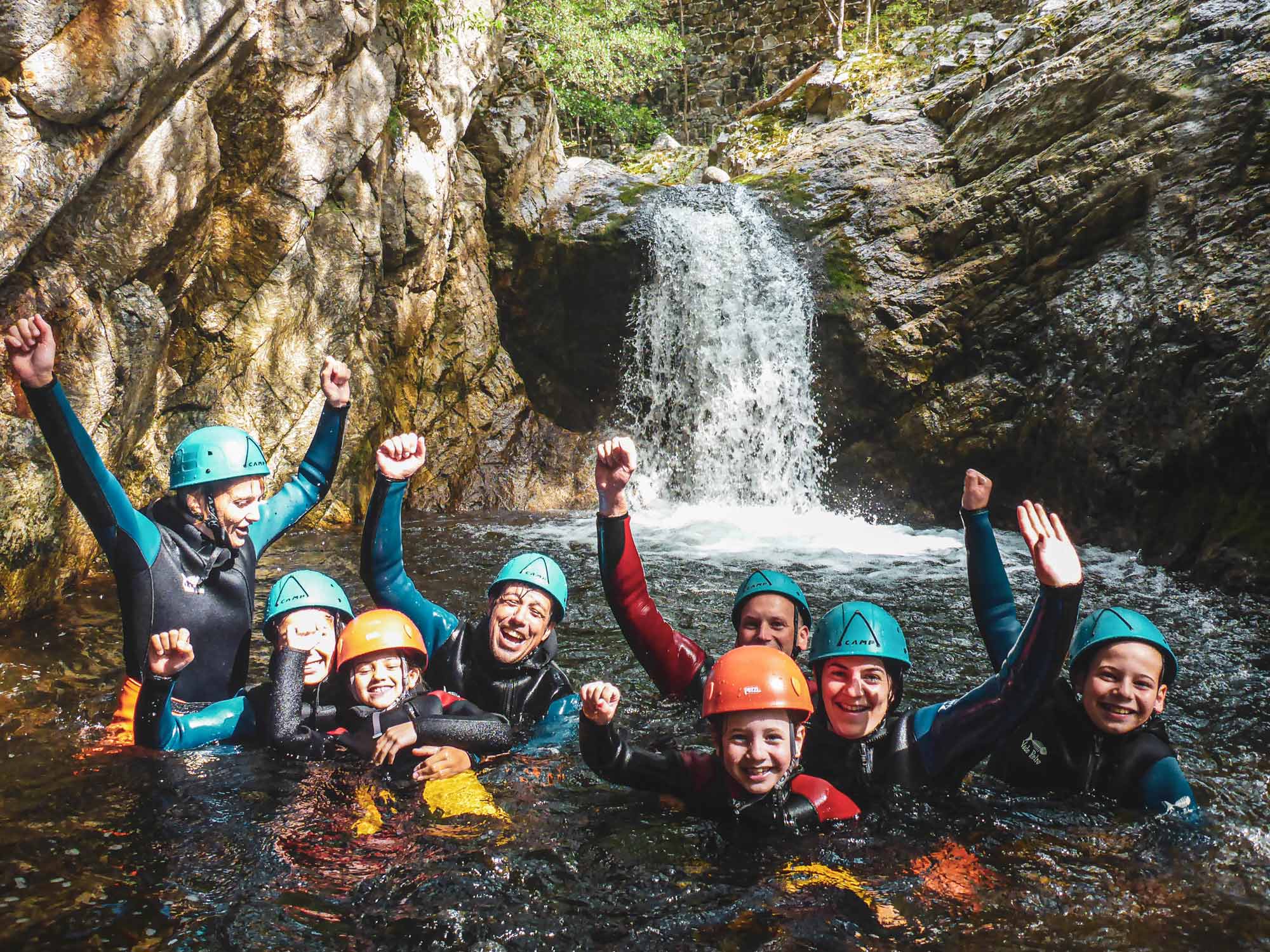 Petit groupe avec enfants dans la rivière ardèche lors d'une activité canyoning à la demi-journée avec Nature Canyon Ardèche